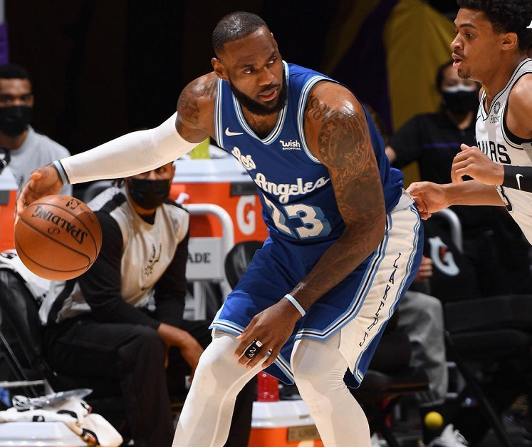  浓眉哥伤愈复出湖人终结马刺连胜